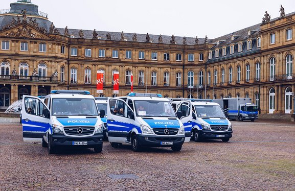 Mehrere Polizeiwägen am Stuttgarter Schlossplatz